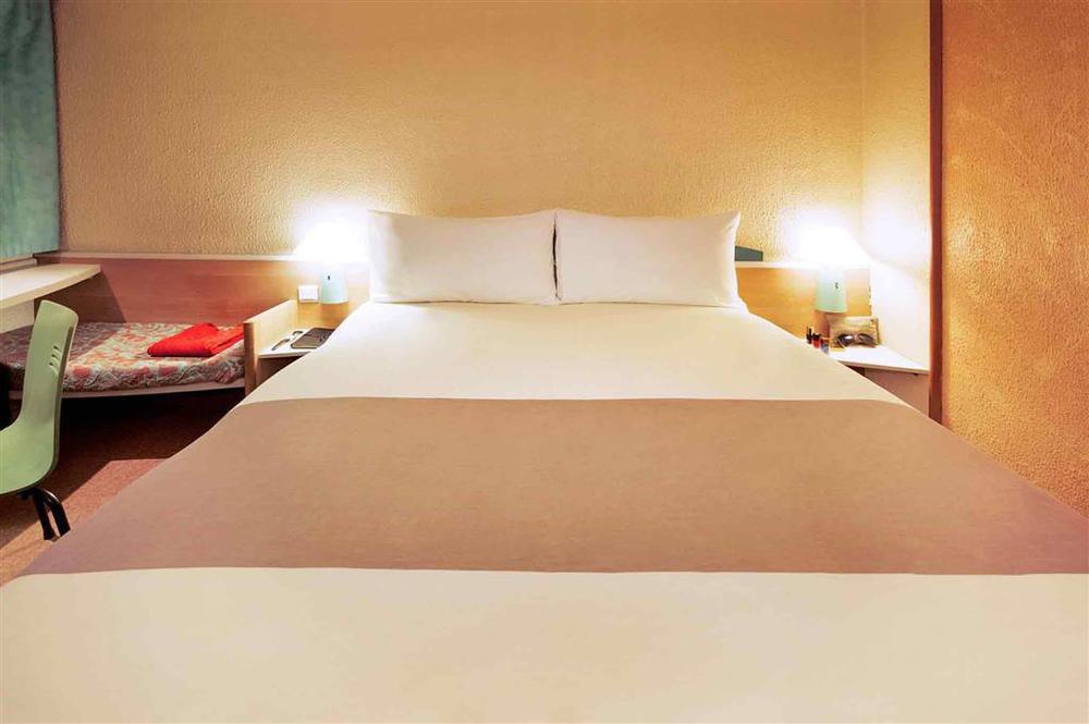 Ibis Lyon L'Isle D'Abeau Hotel Стая снимка