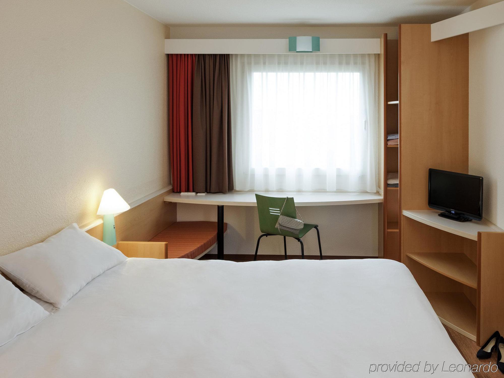Ibis Lyon L'Isle D'Abeau Hotel Екстериор снимка