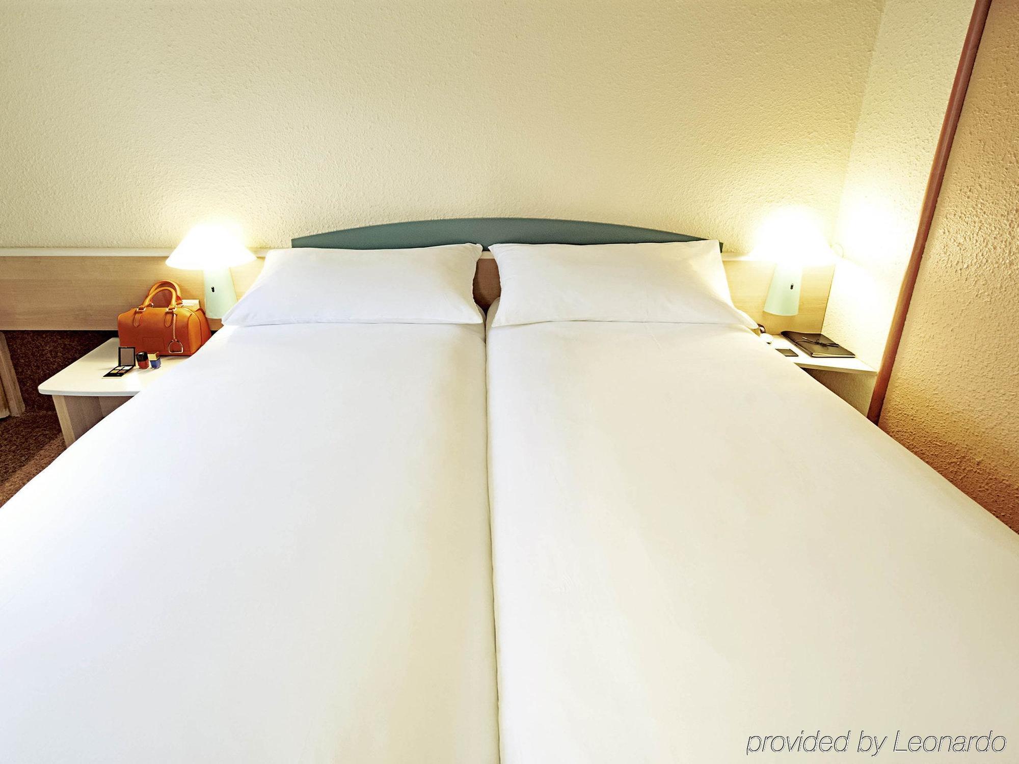 Ibis Lyon L'Isle D'Abeau Hotel Екстериор снимка