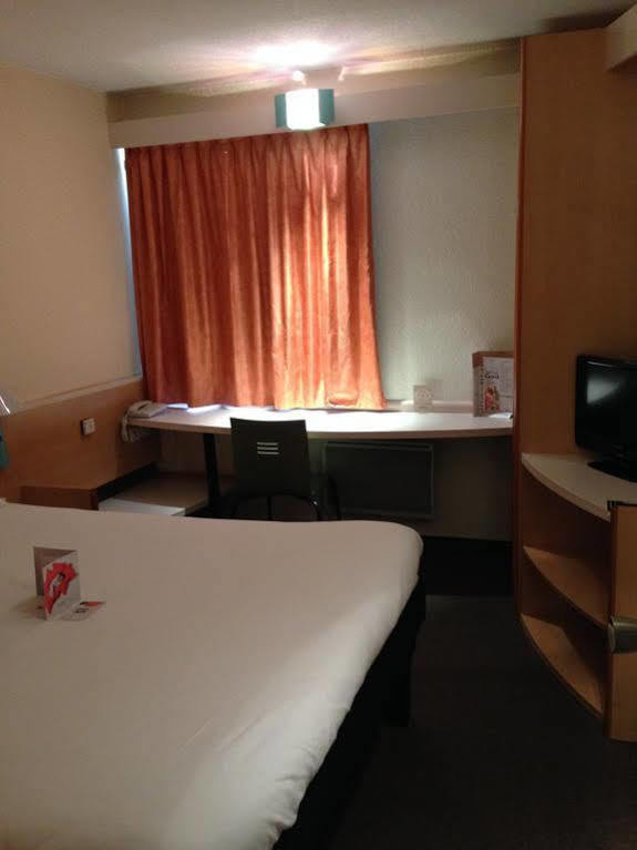 Ibis Lyon L'Isle D'Abeau Hotel Екстериор снимка